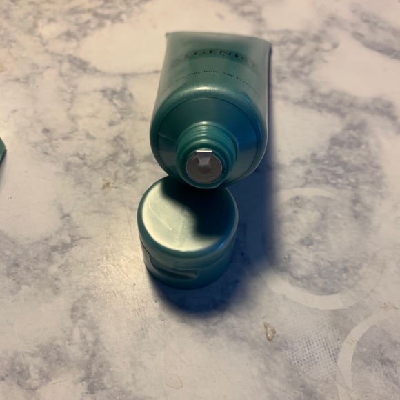 Algenist Ultimate Anti Aging Melting Cleanser - Picture 2 of 7